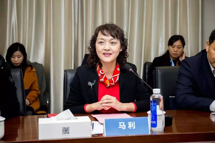 济南日报报业集团董事长,党委书记 马利 对到场领导和企业家代表们